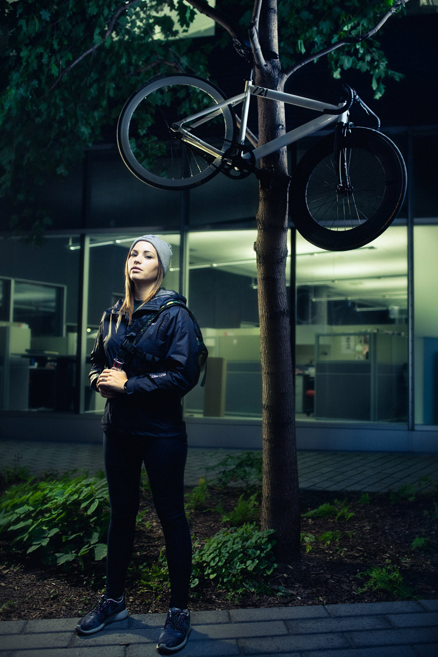femme urbain avec vélo durant la nuit