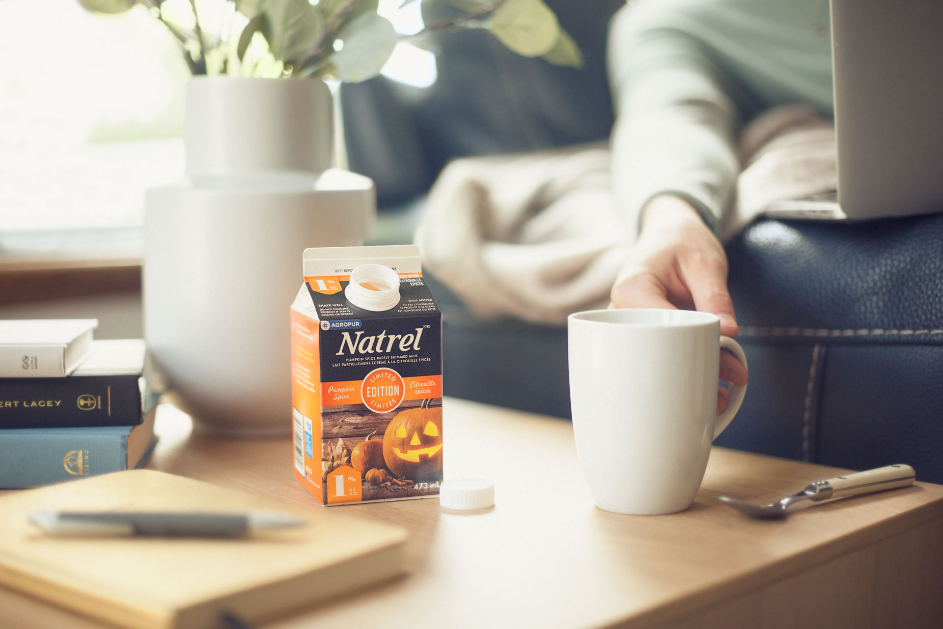 lait à la citrouille épicée sur une table à café